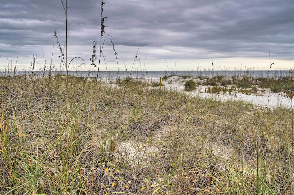 Hilton Head Condo: Beach Supplies, Walk to Shore!