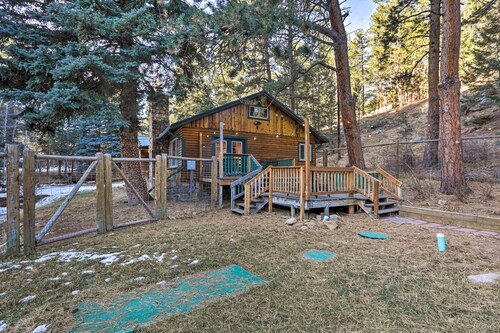 Forest-view Creekside Cabins w/ 4 Acres!