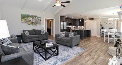 Spacious Hazel Green Home w/ Fireplace, Yard!