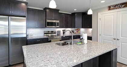 Spacious Hazel Green Home w/ Fireplace, Yard!