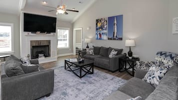 House (4 Bedrooms) | Front of property