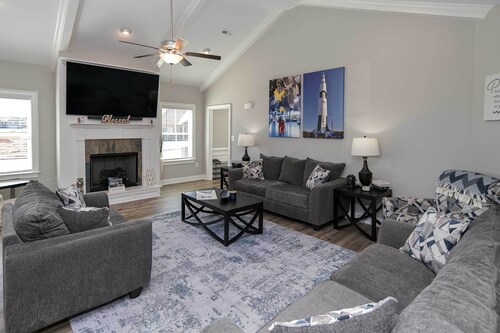 Spacious Hazel Green Home w/ Fireplace, Yard!