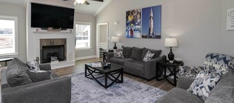 Spacious Hazel Green Home w/ Fireplace, Yard!