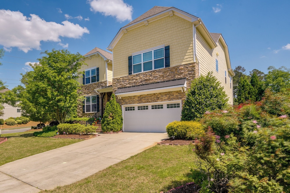Sunny Apex Vacation Rental w/ Pool Access!