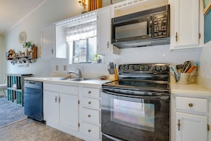 House (2 Bedrooms) | Interior - Pet-friendly Wilmington Home w/ Fenced Yard! (Wilmington)