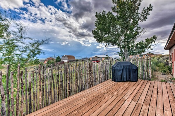 Apartment (3 Bedrooms) | Interior - El Prado Duplex w/ Deck + Grill - 4 Mi to Town! (Taos)