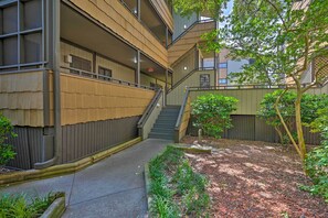 Apartment (2 Bedrooms) | Interior - Charming Condo w/ Pool Access - Walk to Beach (Myrtle Beach)