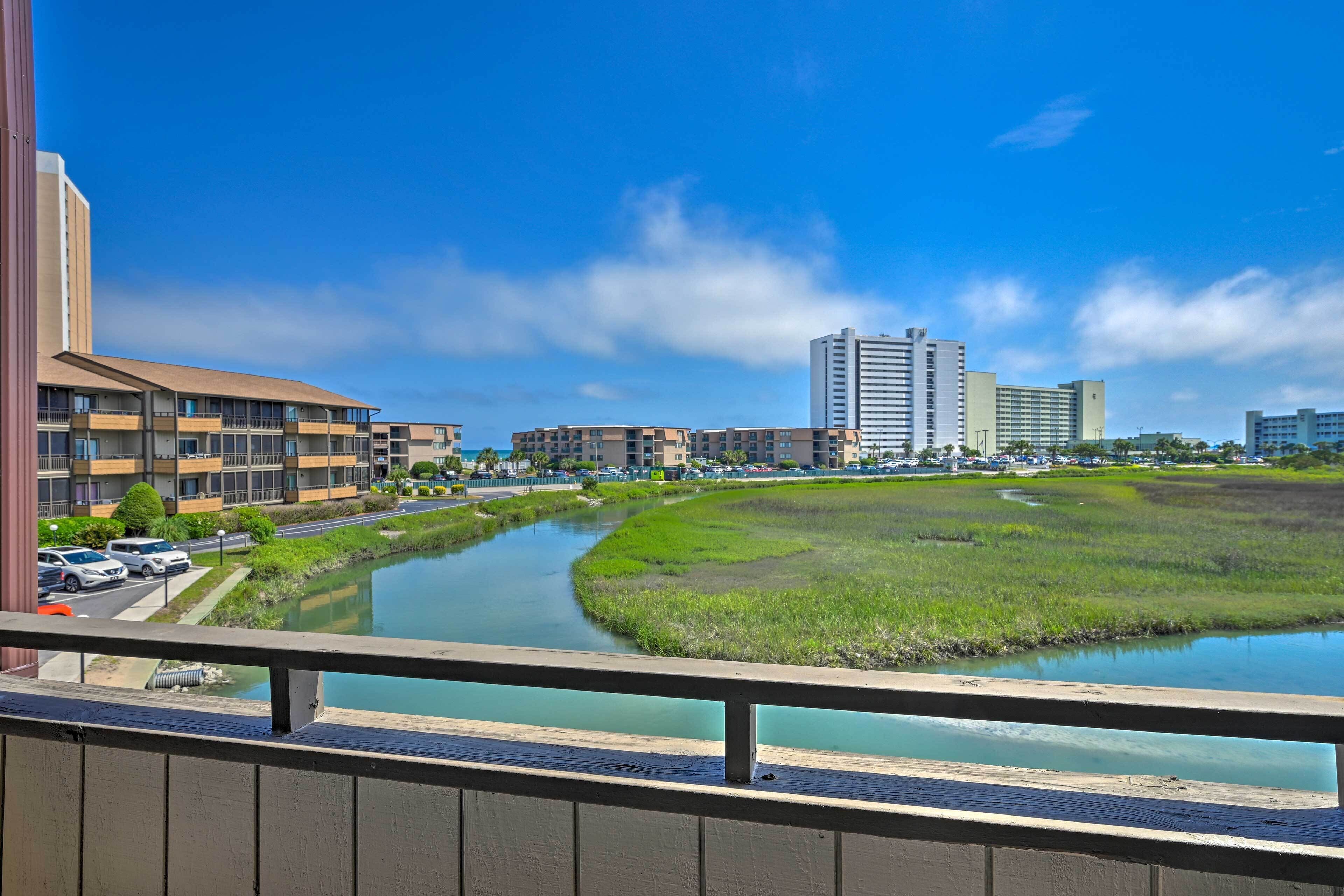 Charming Condo w/ Pool Access - Walk to Beach