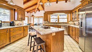 Microwave, oven, stovetop, dishwasher - Spacious Canton Getaway w/ Mountain Views! (Canton)