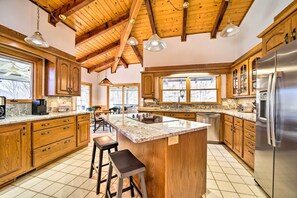 Microwave, oven, stovetop, dishwasher - Spacious Canton Getaway w/ Mountain Views! (Canton)