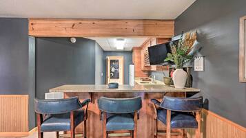 House (6 Bedrooms) | Interior