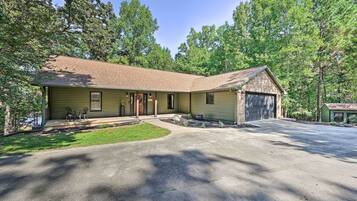 House (6 Bedrooms) | Interior