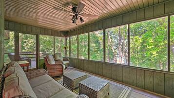 House (6 Bedrooms) | Interior