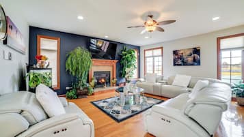 Apartment (5 Bedrooms) | Living area | TV, fireplace