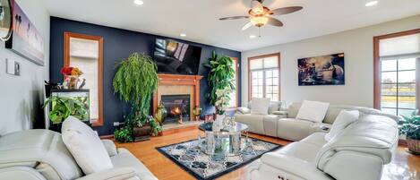 Apartamento (5 Bedrooms) | Zona de estar | Una televisión, una chimenea