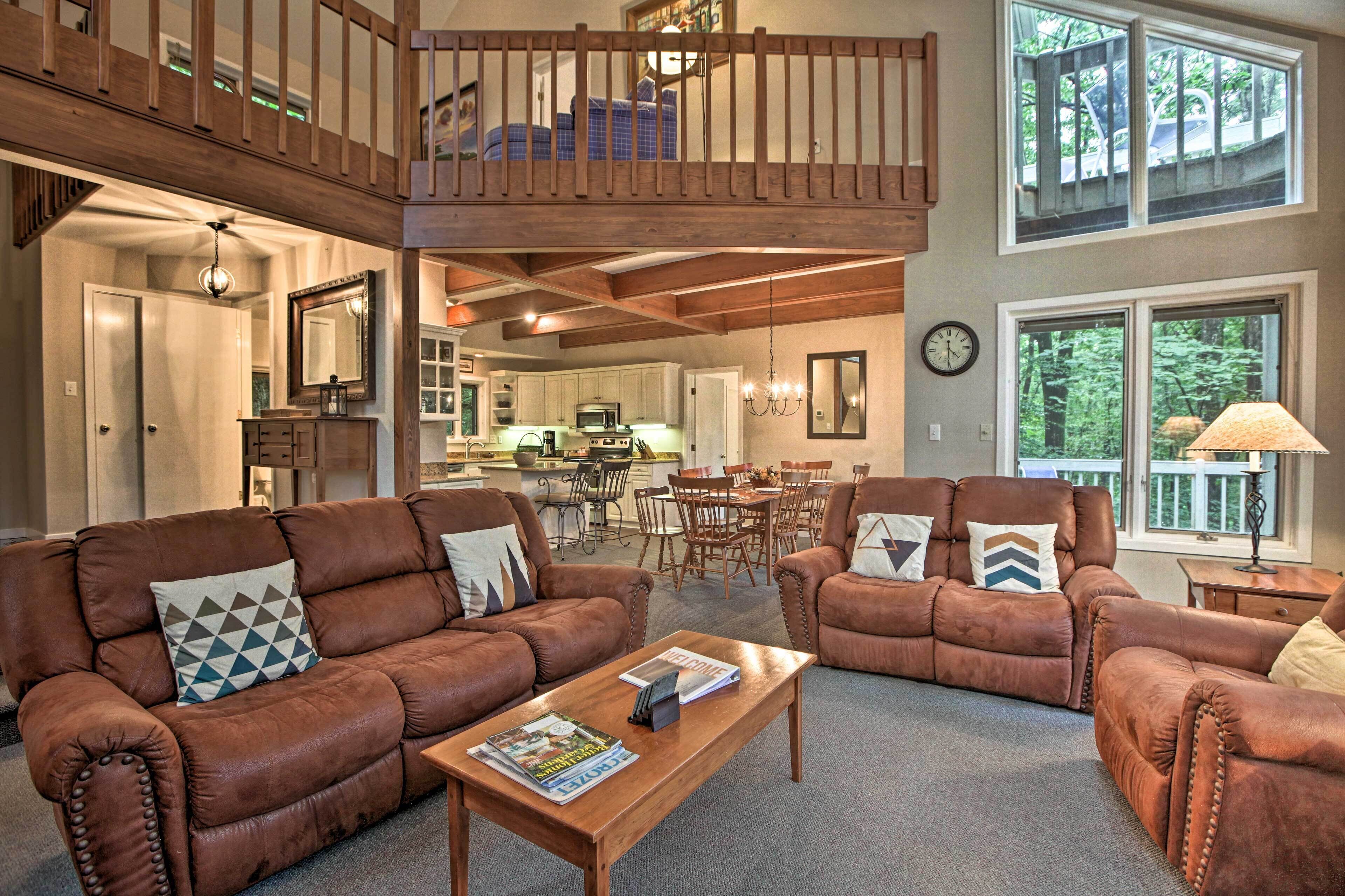 Cozy Getaway in Wintergreen Resort: Deck & Hot Tub