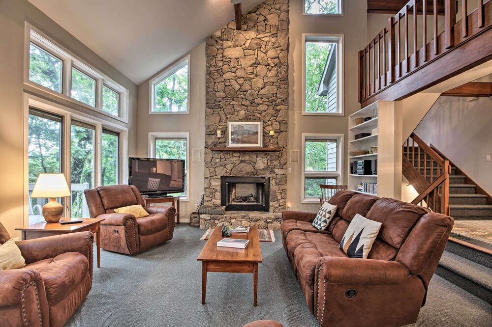 Cozy Getaway in Wintergreen Resort: Deck & Hot Tub
