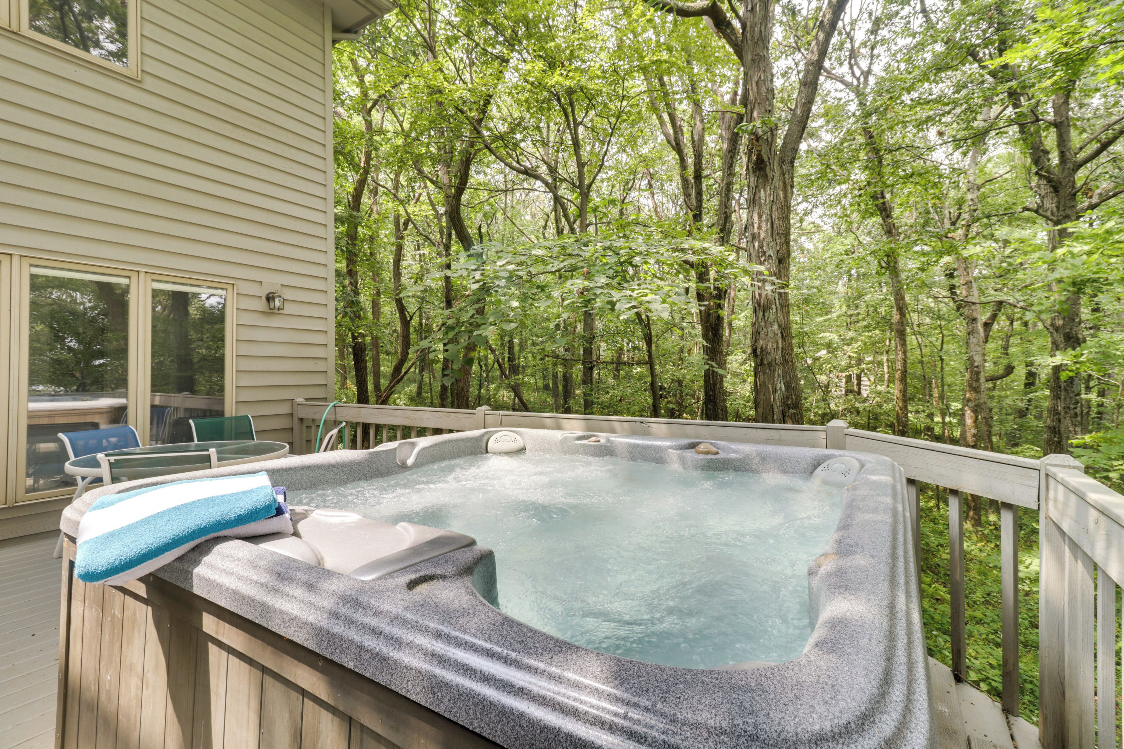 Cozy Getaway in Wintergreen Resort: Deck & Hot Tub