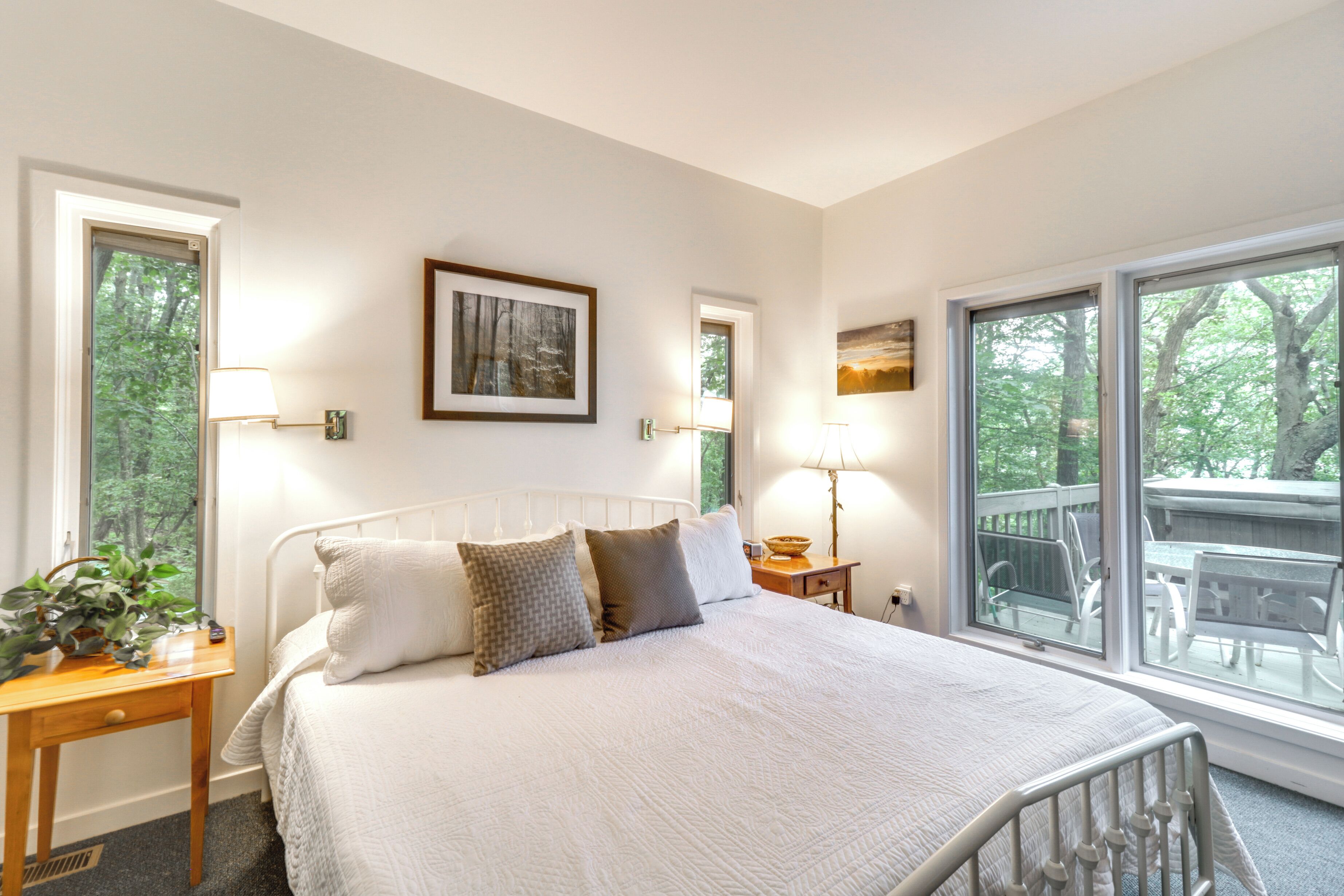 Cozy Getaway in Wintergreen Resort: Deck & Hot Tub