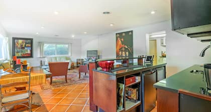 Contemporary Cincinnati Apt w/ Wifi, Near Kenwood!