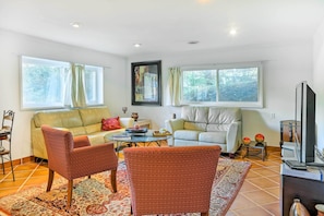 Apartment (1 Bedroom) | Interior - Contemporary Cincinnati Apt w/ Wifi, Near Kenwood! (Cincinnati)