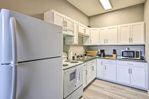 Microwave, oven, stovetop, cookware/dishes/utensils - Restored Enid Apt ~ 1 Mile to Historic Dtwn! (Enid)