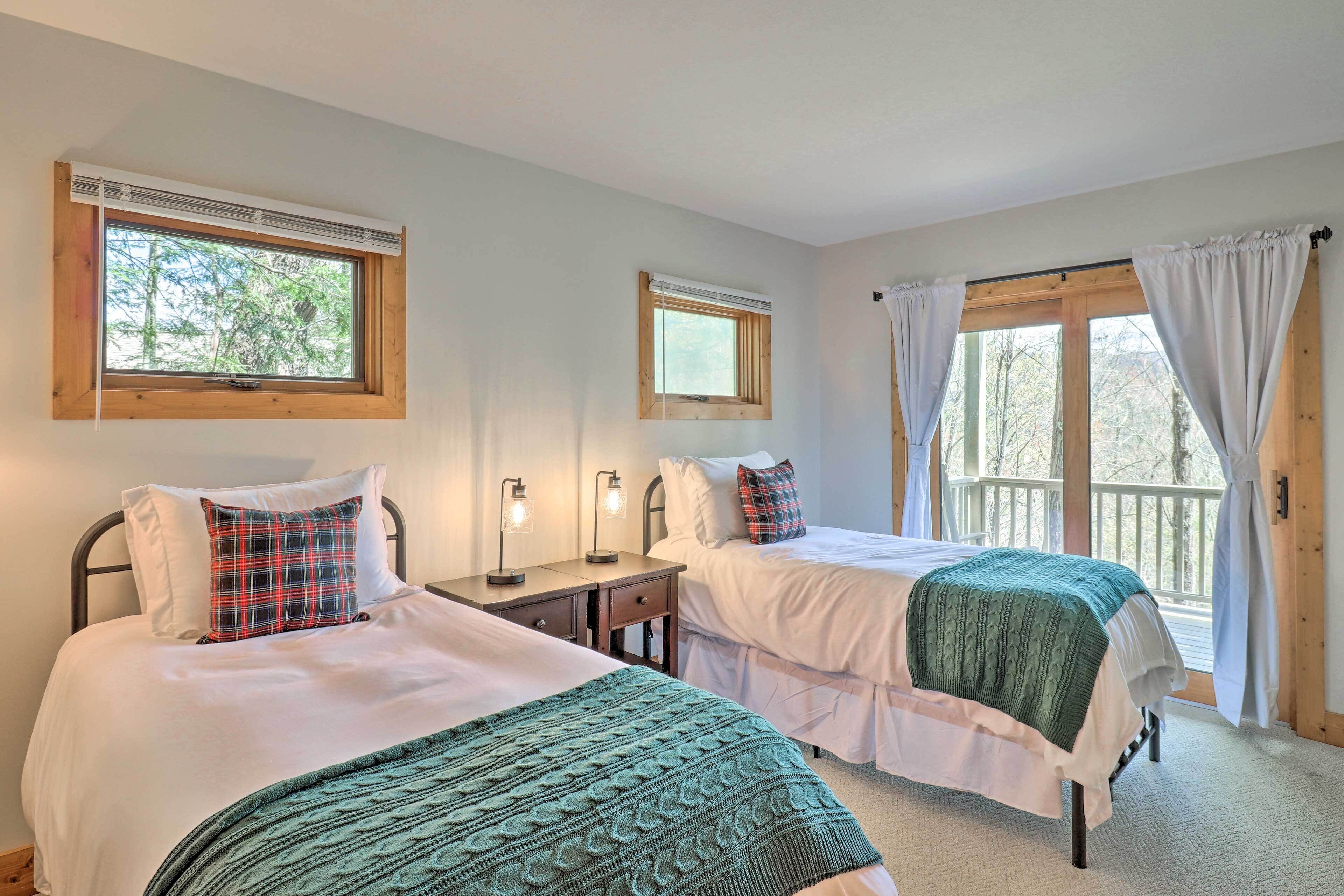 Sapphire Retreat w/ 2 Decks, Views & Resort Access