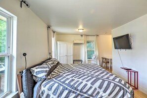 Apartment (0 Bedroom) | Interior - Sun-lit Studio ~ 2 Mi to Downtown Austin! (Austin)