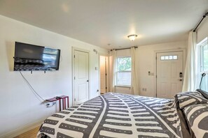 Apartment (0 Bedroom) | Interior - Sun-lit Studio ~ 2 Mi to Downtown Austin! (Austin)