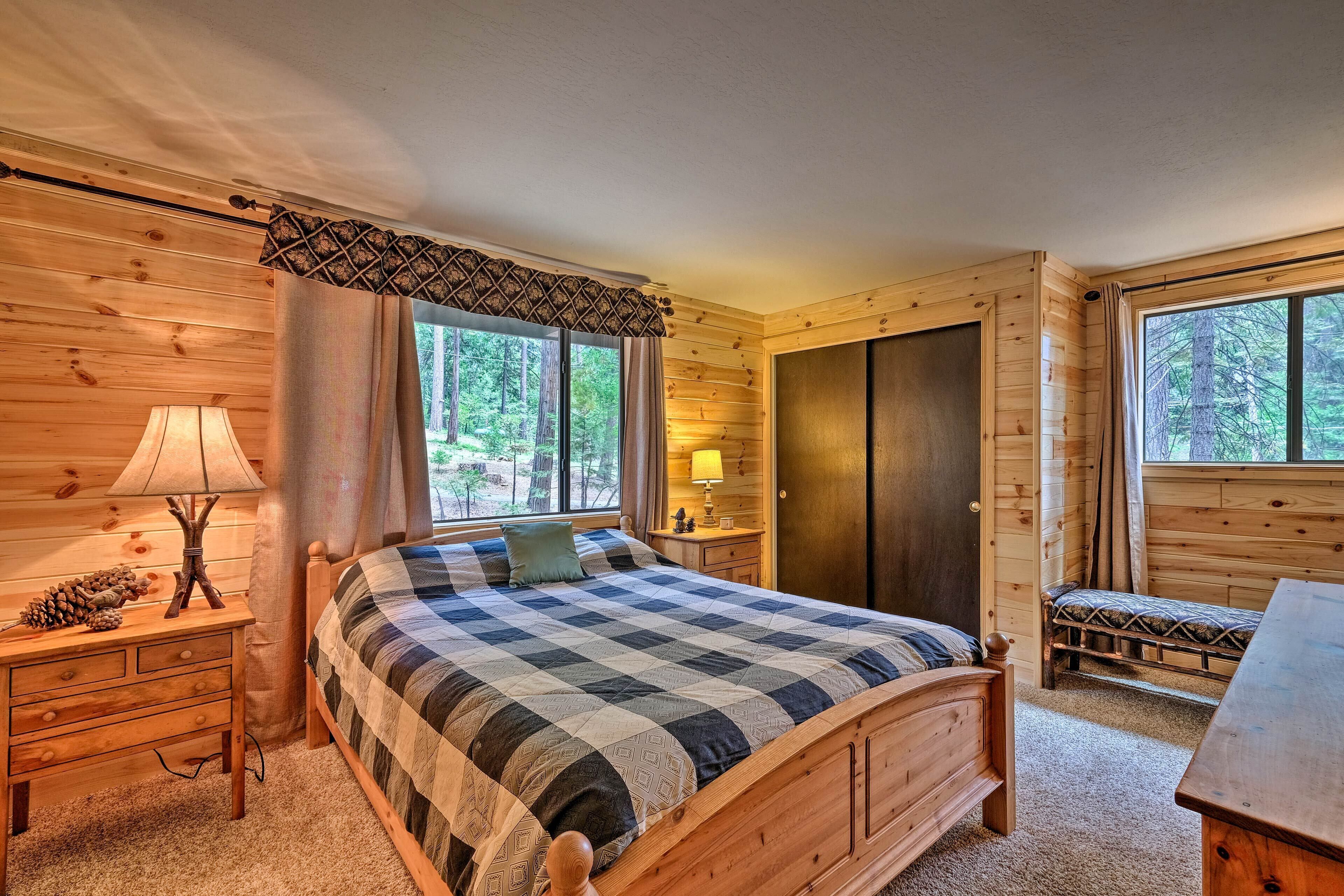 Cabin w/ BBQ Deck, Near Big Trees State Park!