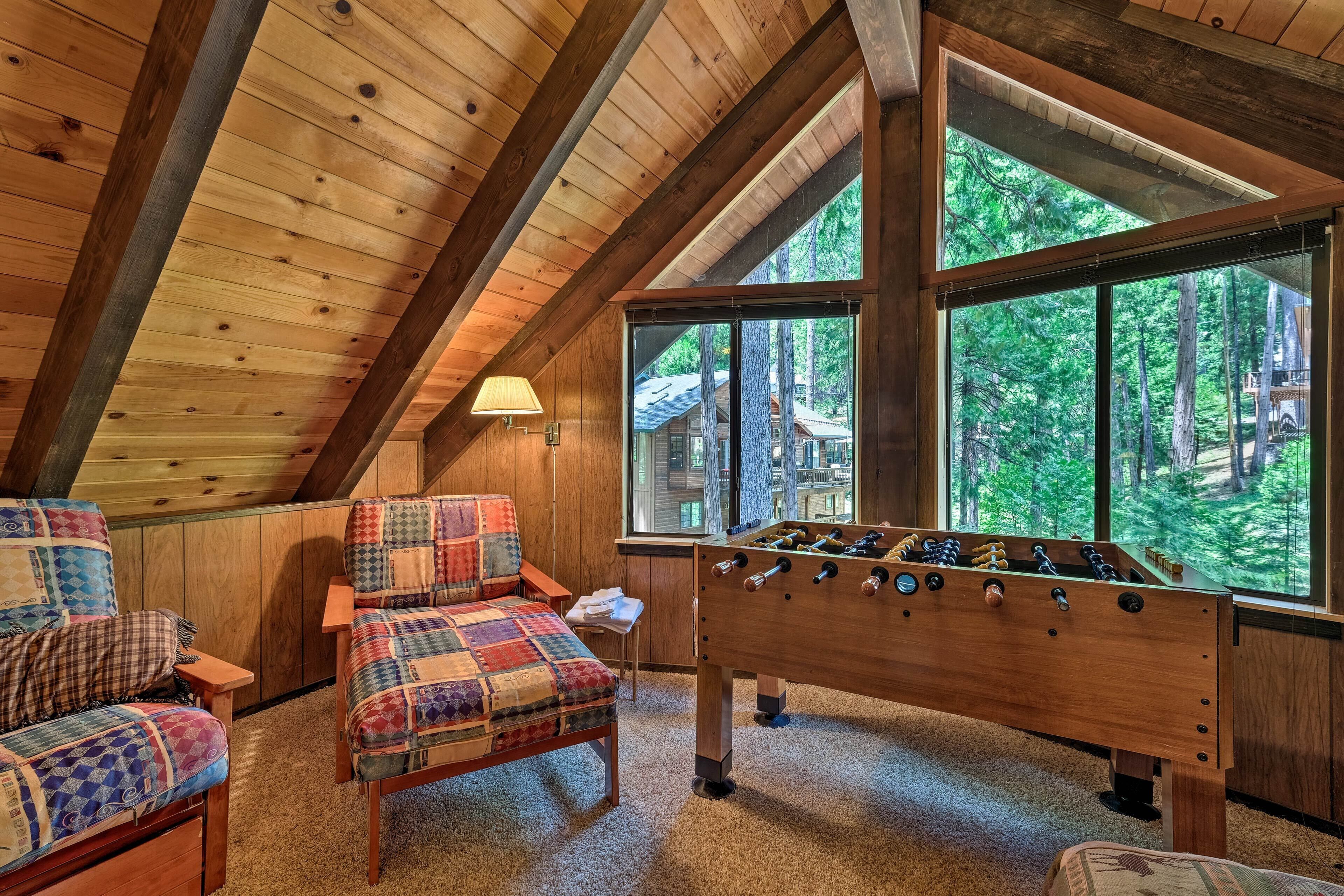 Cabin w/ BBQ Deck, Near Big Trees State Park!