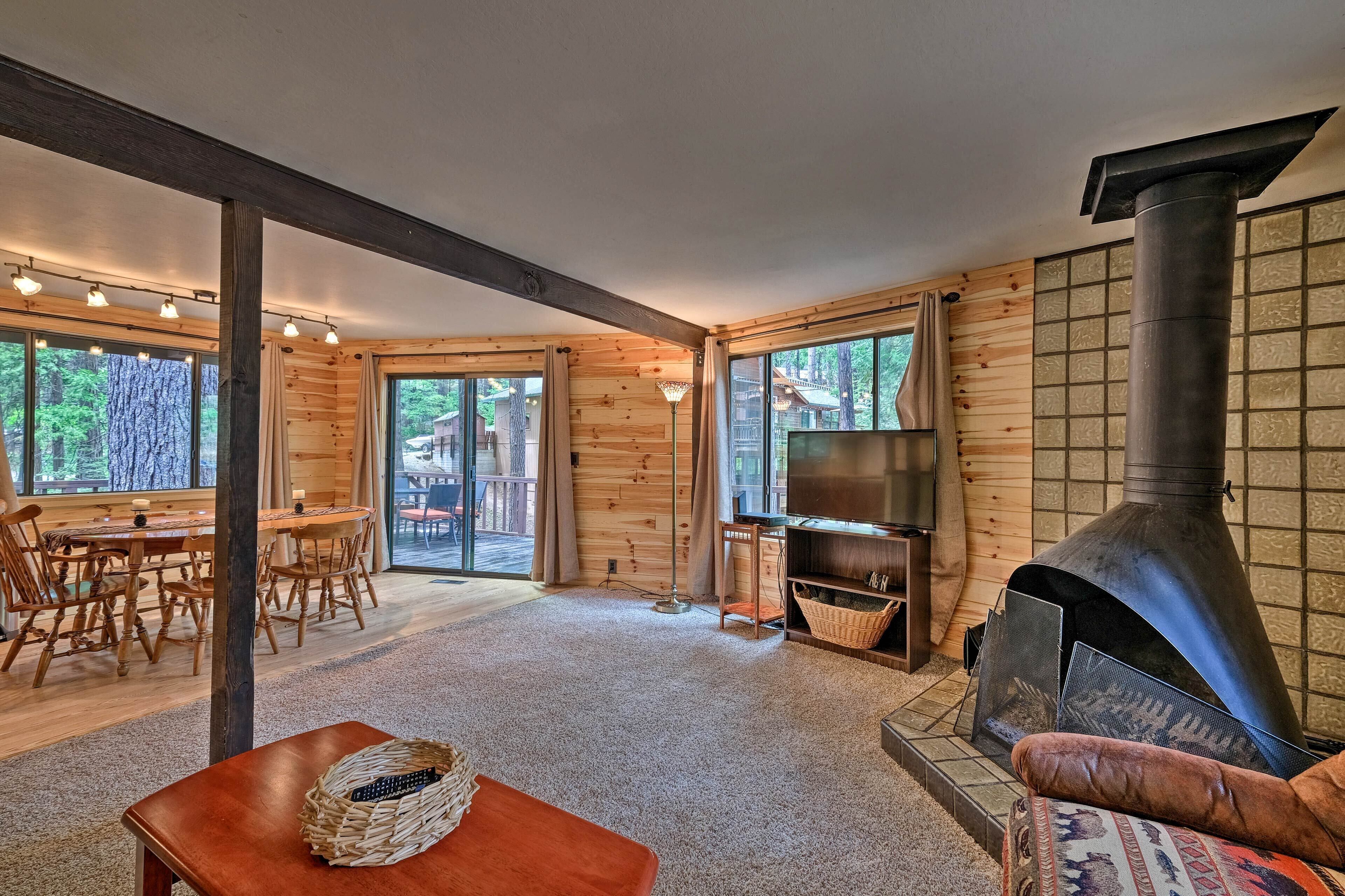 Cabin w/ BBQ Deck, Near Big Trees State Park!