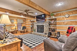 Flat-screen TV, fireplace, ping pong - Pigeon Forge Cabin w/ Hot Tub, 12 Mi to Dollywood! (Sevierville)