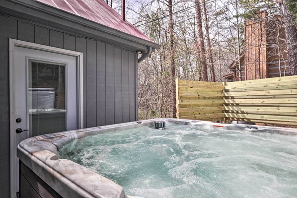 Interior - Pigeon Forge Cabin w/ Hot Tub, 12 Mi to Dollywood! (Sevierville)