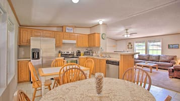 House (3 Bedrooms) | Interior