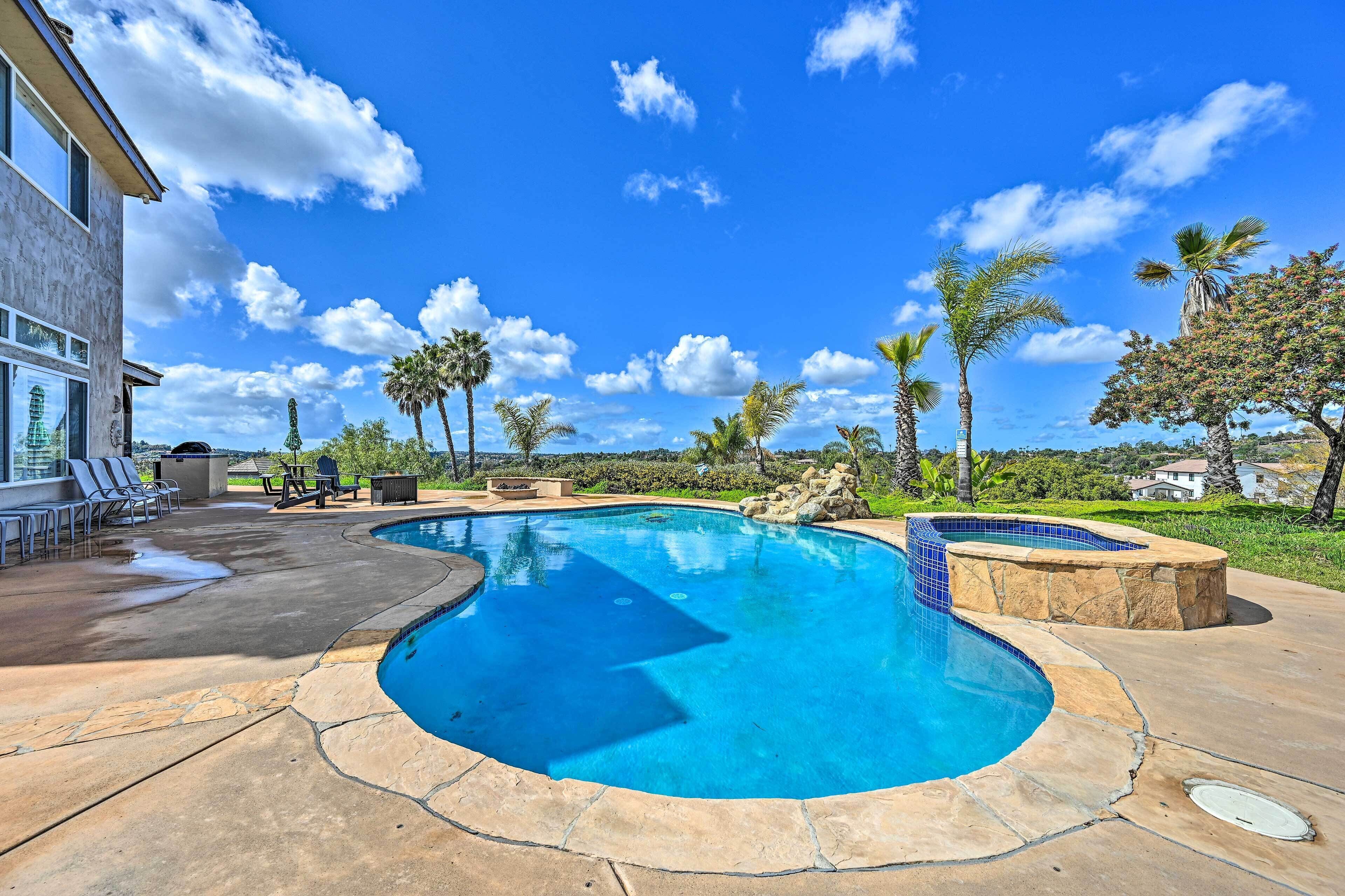 Luxe Vista Getaway With Private Pool & Hot Tub!