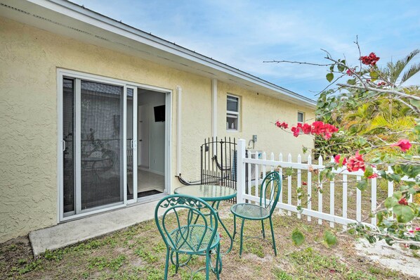 Property grounds - Pet-friendly Jensen Beach Home w/ Yard Near Ocean! (Jensen Beach)