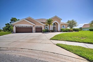 Exterior - Kissimmee Escape w/ Golf Course Views & Pool! (Kissimmee)