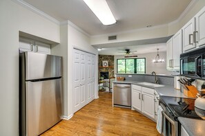 Apartment (2 Bedrooms) | Interior - Mtn Cabin w/ Balcony & View in Burnsville! (Burnsville)