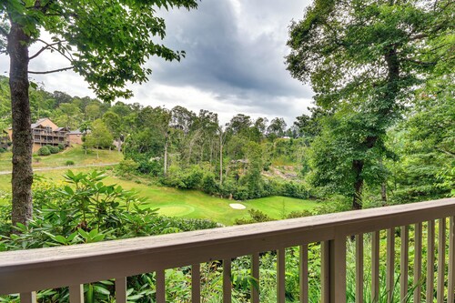 Mtn Cabin w/ Balcony & View in Burnsville!