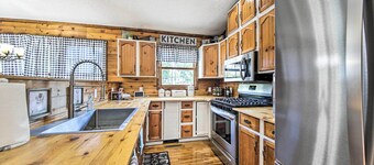 Woodsy Home w/ View, 1 Mi to Lake Shelbyville