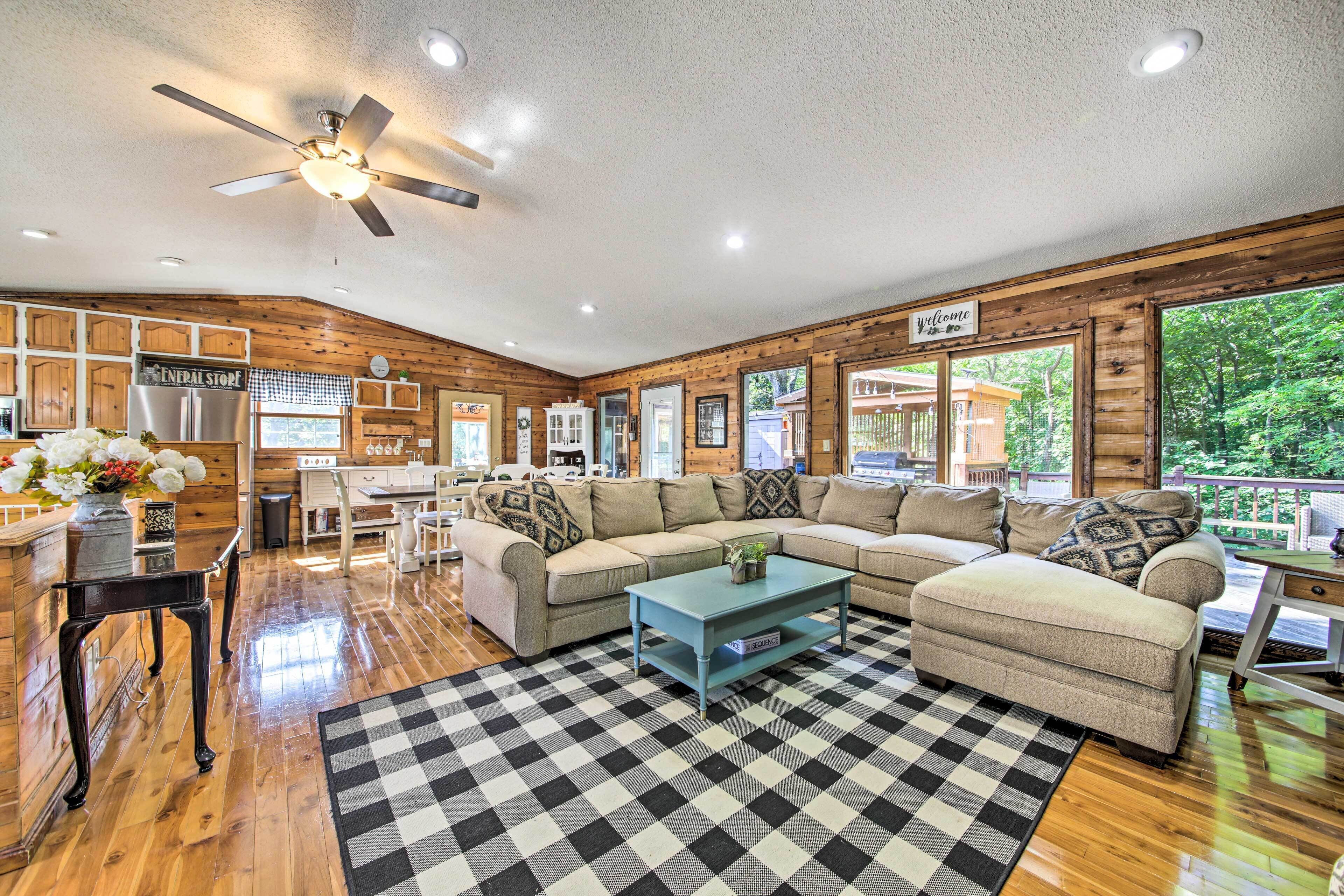 Woodsy Home w/ View, 1 Mi to Lake Shelbyville