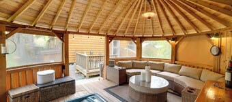 'moose Lodge' Cabin w/ Entertainment Gazebo!