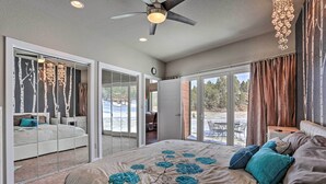 A bedroom with a large bed, a ceiling fan, and a view of the outdoors. - 'hakuna Matata Cabin' - 11 Mi to Mt Rushmore! (Rapid City)