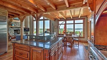 House (5 Bedrooms) | Interior