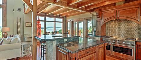 House (5 Bedrooms) | Interior