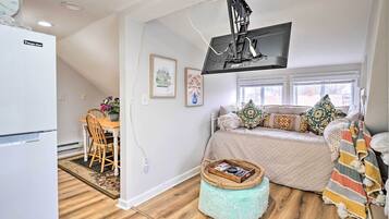 2 bedrooms, laptop workspace, iron/ironing board, bed sheets