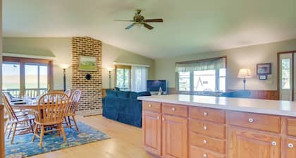 2 Mi to Wineries: Calm Cottage on 90 Acres w/ Barn