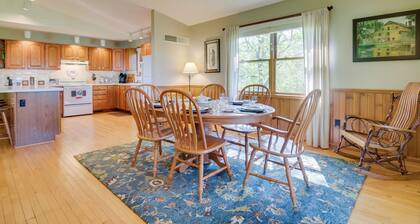 2 Mi to Wineries: Calm Cottage on 90 Acres w/ Barn