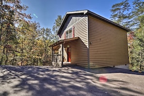 Interior - Pigeon Forge Cabin w/ Hot Tub: 1 Mi to Parkway (Pigeon Forge)